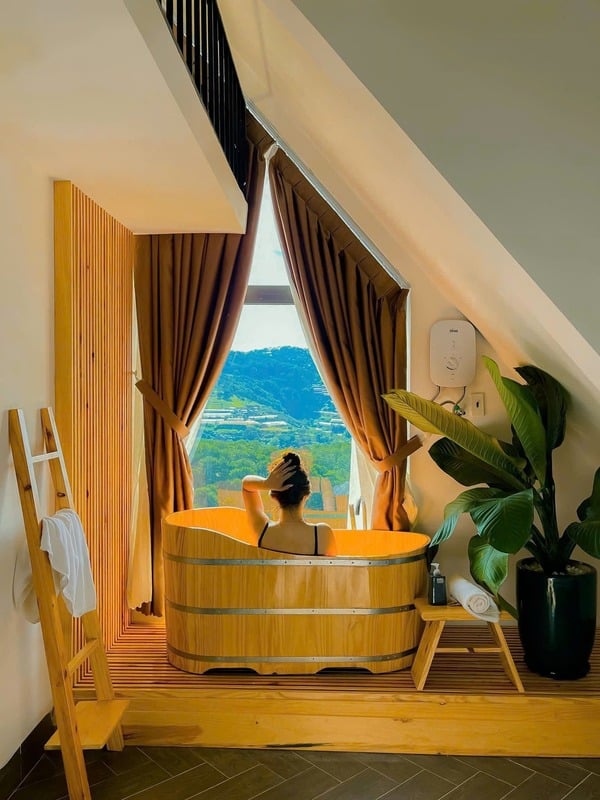 Bồn tắm bên cửa sổ